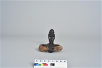 木雕人像石質臂環藏品圖，第2張